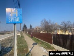În multe dintre satele României unitățile sanitare au rămas doar pe hârtie. Nu mai sunt medici. În imagine, cadru din comuna Bivolari, unde un centru de permanență deservește locuitori din mai multe sate.