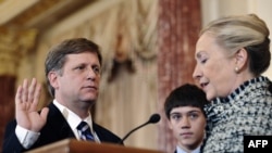 U.S. Secretary of State Hillary Clinton (right) gives the oath of office to ambassador-designate to Russia Mike McFaul in Washington on January 10.