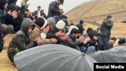 Маросими дафни Қобилҷон Алиев. Акс аз "Азия-Плюс"