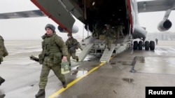 ca parte a misiunii CSTO, soldații ruși coboară dintr-o aeronavă militară pe un aerodrom din Kazahstan (7 ianuarie).