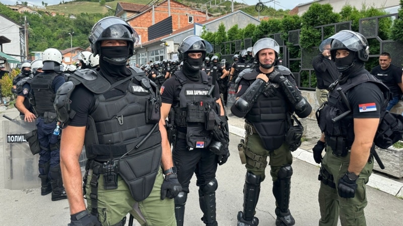 Sukob policije i demonstranata ispred zgrade suda u Novom Pazaru