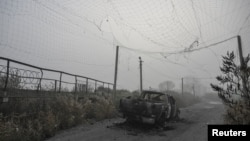 Спалений пікап під розірваною антидроновою сіткою поблизу Гуляйполя, 14 листопада 2025 року