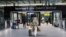 În imagine, pasageri care trec pe la unul din terminalurile aeroportului Heathrow, sâmbătă, la o zi după ce actiivitatea aeroportului a fost sistată vineri, ca urmare a unui incendiu la o substație care asigura alimentarea cu electricitate.