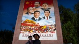 Plakát Hszi Csin-ping és korábbi kínai vezetők portréival Tibetben