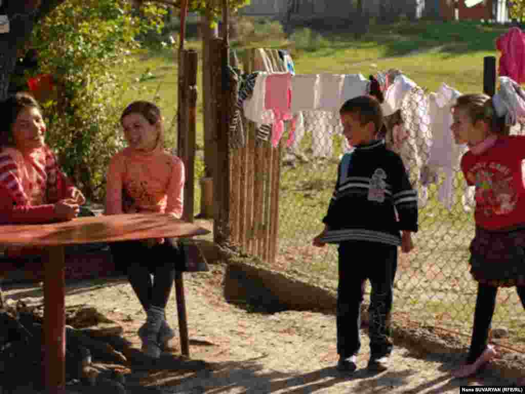 Дети обрадовались нашим конфетам и, после минутного стеснения, принялись активно угощаться ими