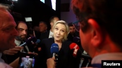 Marine Le Pen a vasárnap esti eredményvárón nyilatkozik Henin-Beaumont-ban 2024. június 30-án