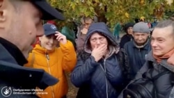 Уповноважений Верховної Ради України Лубінець розмовляє з людьми, які прийшли на евакуацію під час гуманітарної місії. Олешки, 30 жовтня 2026 року