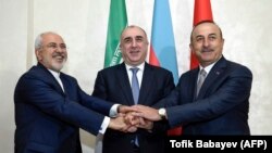 Azerbaýjanyň, Eýranyň we Türkiýäniň daşary işler ministrleri Elmar Mammadýarow, Mohammad Jawad Zarif we Mewlut Cawuşoglu, Baku, 20-nji dekabr, 2017 