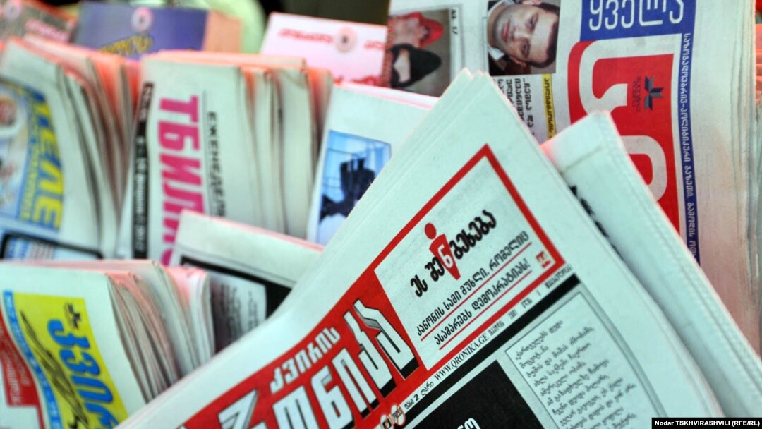 По словам медиа-эксперта, раньше многие телеканалы, радиокомпании или газеты работали на какие-то денежные субсидии из государственных источников. Сейчас всем придется зарабатывать деньги рекламой или спонсорами
