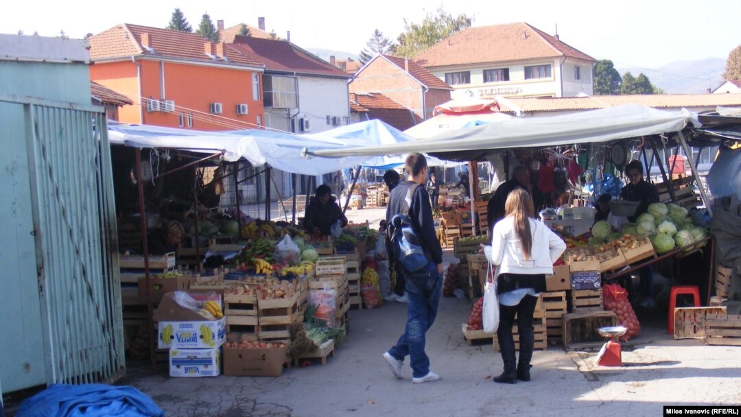 Profesor sociologije radi na pijaci u Kursumliji, oktobar 2011