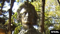 Statuia lui Mihai Eminescu la Chişinău