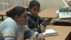 Дорослі роми в Ужгороді отримали шанс навчитися писати та читати (відео)