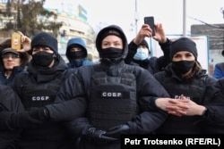 Полицейские, окружившие митингующих 16 декабря на площади Республики в Алматы.
