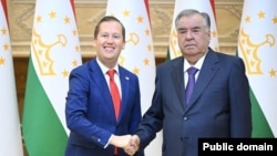 Эмомалӣ Раҳмон, президенти Тоҷикистон, бо Серҷио Гор, фиристодаи вижаи президенти ИМА дар Осиёи Ҷанубӣ ва Марказӣ 