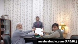 د قامي اسمبلۍ غړي محسن داوړ او منیر اورکزی د مسودې وړاندېکولو پر مهال. ۲۸ مارچ ۲۰۱۹