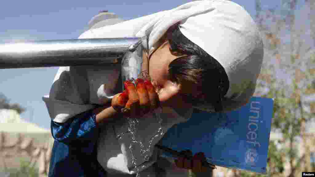 Afganistan - Školsko dvorište u Jalalabadu, 4. oktobar 2012. Foto: REUTERS / Parwiz