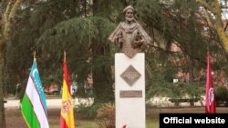 Мадриддаги Муҳаммад Хоразмий ҳайкали (“Дунё” АА фотоси)
