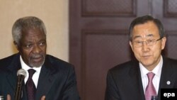 БҰҰ-ның бас хатшысы Пан Ги Мун (оң жақта) мен ұйымның Сириядағы арнаулы елшісі Кофи Аннан (сол жақта).