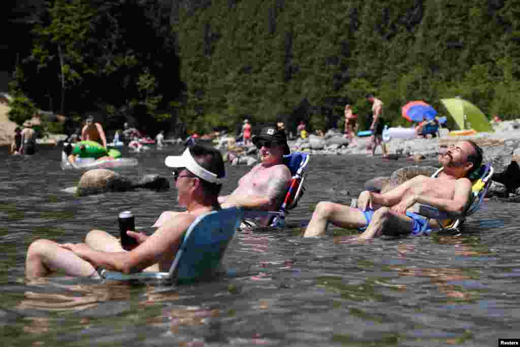 Ljudi sjede u Alouette jezeru u Maple Ridgu, Kanada 