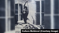 Pe bârnă, gimnasta clujeana Rozalia Baizat. „Cultura Moldovei”, 12 noiembrie 1964. 