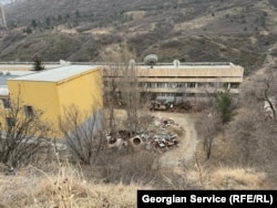 ინსიტუტის ეზო ყველა მხრიდან ჯართით და სამშენებლო ნაგვით არის სავსე.