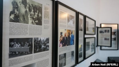 Fotografi nga ekspozita "Rezistenca paqësore dhe shtetndërtimi 1989-1999".