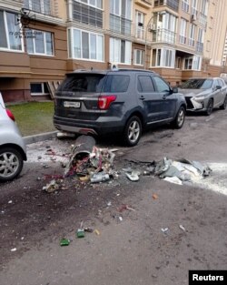 Resturile unei rachete doborâte, joi, deasupra Kievului. Foto: 29 decembrie 2022, Serviciul ucrainean de urgență/Reuters.