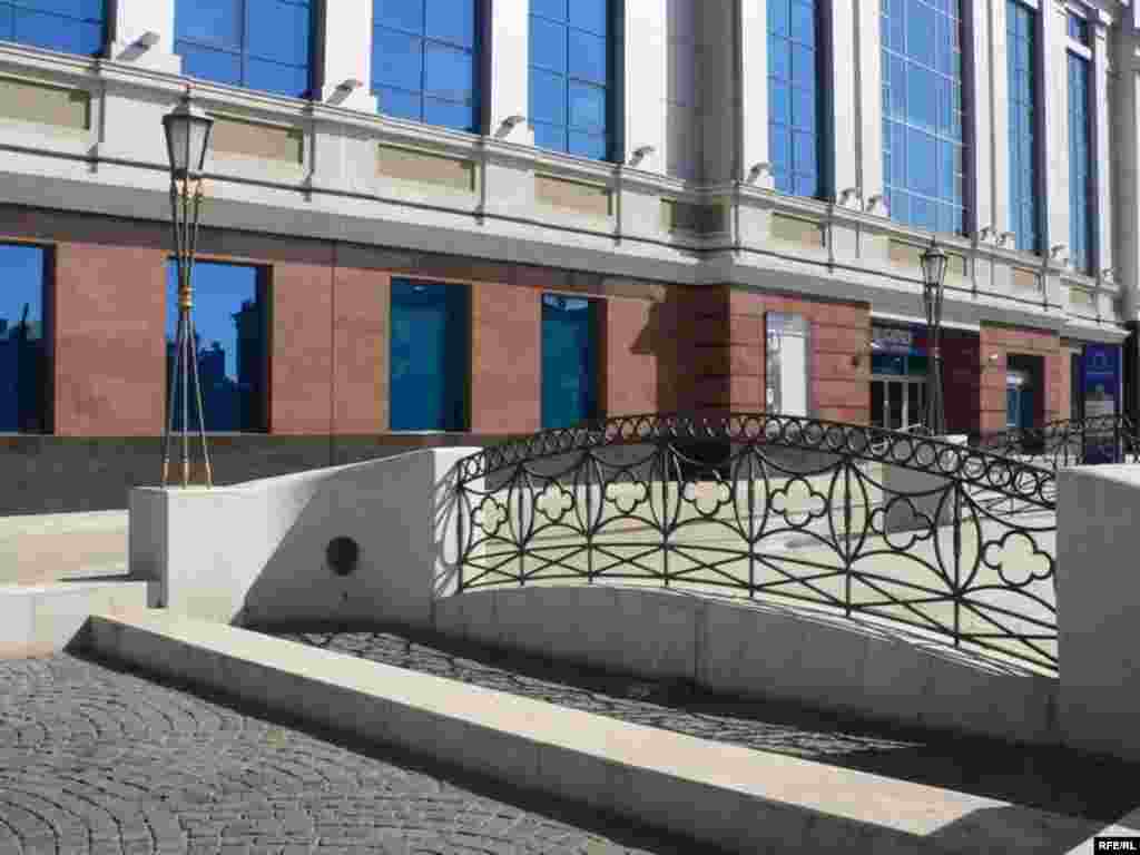 Петербурдагы күперләргә охшатып ясалган күперчекләрнең берсе - Казанның меңъеллыгына Петербур тарафыннан төньяк башкала исеме белән урам бүләк ителде. Бу урам Нева елгасында урнашкан шәһәрне хәтерләтүче урын буларак төзелде. Петербург стиленнән таныш булган фонарьлар, үзенчәлекле архитектура төзелеше, матур күперчекләр урамда чыннан да төньяк башкала мохитен чагылдыра. Әмма “бүләк” әкренләп матурлыгын югалта бара.
