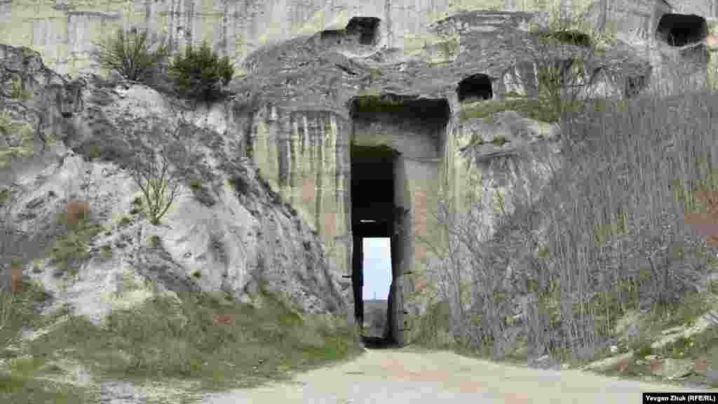 Прохід до озера через тунель у Монастирській скелі