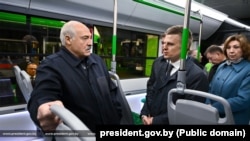Аляксандар Лукашэнка ў трамваі на «Белкамунмашы»