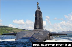 Британський підводний човен відпливає в море з військово-морської бази в Шотландії на чергування у відкритому океані. З 1967 року принаймні одна субмарина з ядерною зброєю постійно чергує в морі, одна перебуває в на базі напоготові, а третя перебуває в ремотні