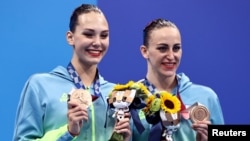 Bronze medalists Marta Fiedina and Anastasiya Savchuk of Ukraine pose with their bronze medals in Tokyo on August 4.
