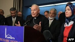 Cardinalul Theodore McCarrick (]n centru) la Washington, septembrie 2010
