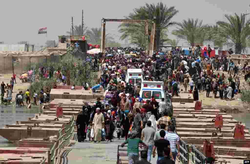 Iraqi residents from the city of Ramadi, who fled from advancing Islamic State (IS) militants, wait to cross the Bzeibez bridge on the southwestern frontier of Baghdad. (AFP/Sabah Arar)