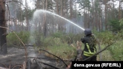 Гасіння пожежі ускладнювало те, що територія лісу замінована