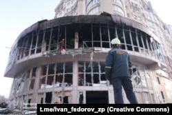 Clădire distrusă în orașul Zaporojie, după atacul din 2 ianuarie 2026.