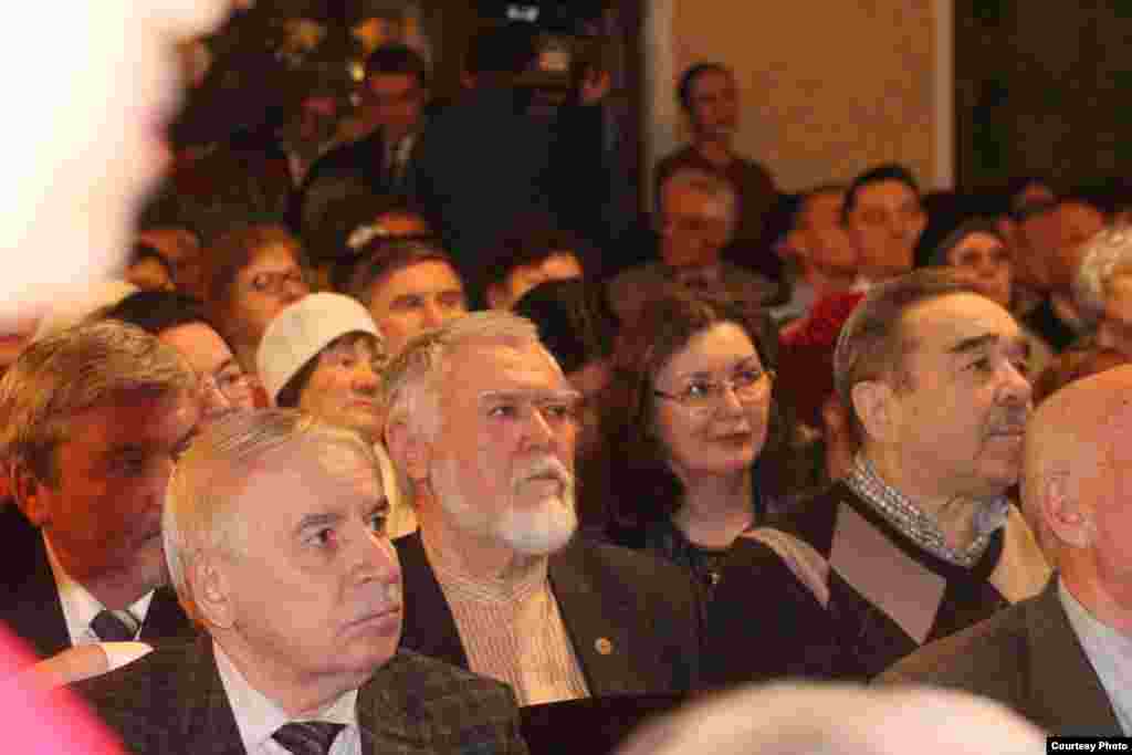 Разил Вәлиевнең иҗатташ дуслары арасында шагыйрь Зиннур Мансуров, язучы Рабит Батулла