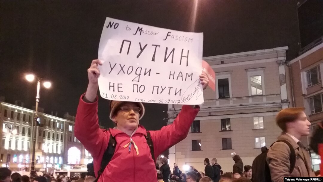 Участница протеста на Невском проспекте в Санкт-Петербурге 
