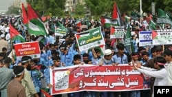 Studenții poartă drapelul palestinian în timpul unui protest anti-Israel în Karachi, la 7 octombrie 2025, organizat pentru a marca a doua aniversare a atacului care a declanșat războiul dintre Israel și gruparea militantă Hamas. Pakistan, Karachi, 7 octombrie 2025.