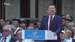 Дүниежүзі қазақтарының бесінші құрылтайында президент Назарбаевқа Шыңжаңдағы қазақтардың жағдайын айтты. Азаттық видеосюжеті. 23 маусым 2017 жыл.