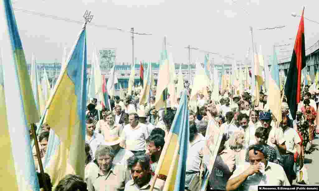 Запоріжжя, 5 серпня 1990 року. Загальна кількість учасників святкування Козацької слави, за різними оцінками, сягала від 300 до 500 тисяч людей