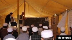 Illýustrasiýa. Owganystanyň Balh welaýatynda bir çadyr mekdebi