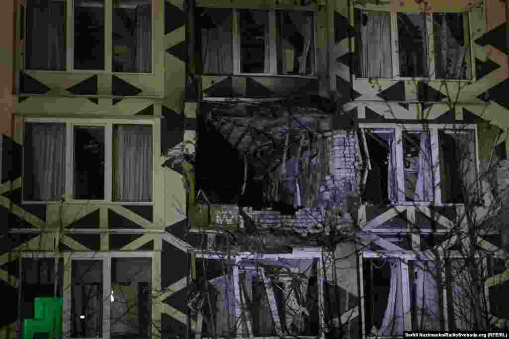 Російський удар прийшовся на одну з палат приватної лікарні в Оболонському районі Києва. 30-річний пацієнт, який був там, загинув на місці