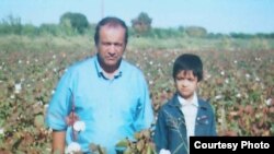 Yusuf Juma in a cotton field in Bukhara with his youngest son, in October 2004