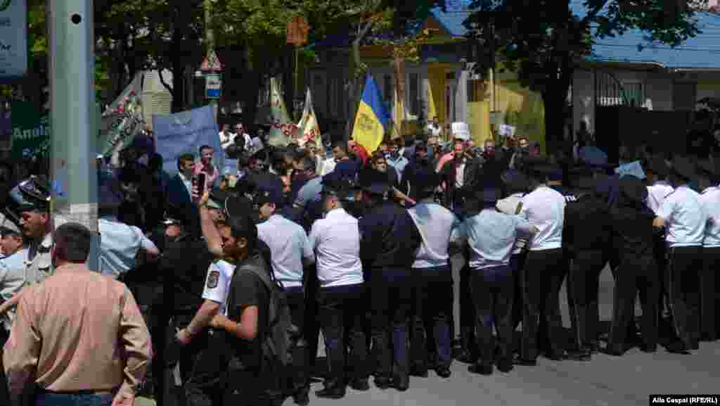 Poliția încearcă să-i oprească pe contramanifestanții care au blocat marșul LGBT.