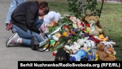 Київ у жалобі: люди несуть квіти до місця трагедії