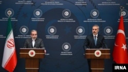 ირანის საგარეო საქმეთა მინისტრი აბას არაყჩი და თურქეთის საგარეო საქმეთა მინისტრი ჰაკან ფრიდანი ერთობლივ პრესკონფერენციაზე. სტამბოლი. 2026 წლის 30 იანვარი