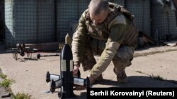 Український військовий готує до запуску дрон-перехоплювач P1-Sun, фото ілюстративне