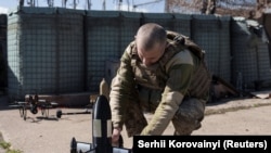 Український військовий готує до запуску дрон-перехоплювач P1-Sun, фото ілюстративне