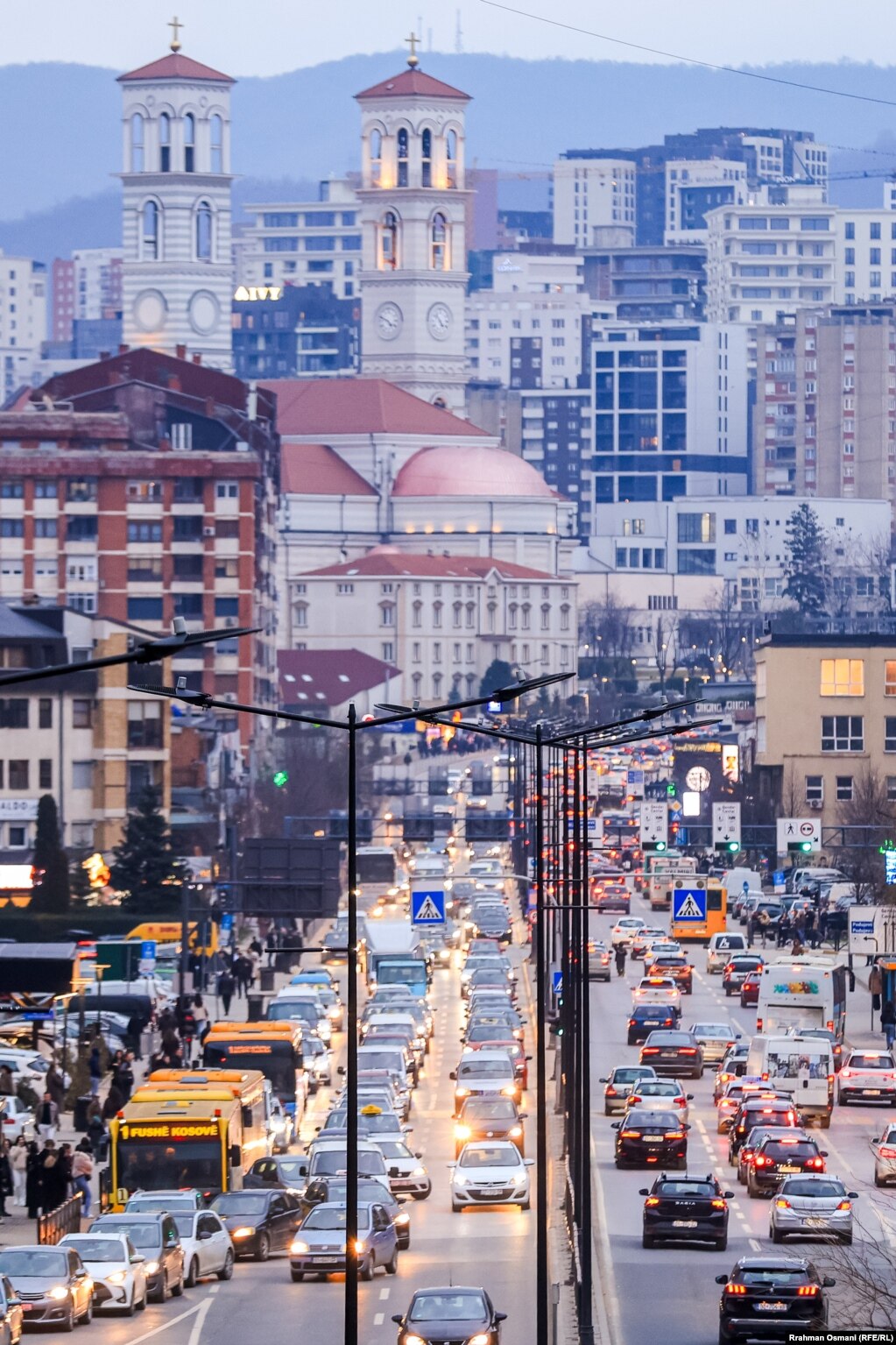 Kolona të gjata në qendër të Prishtinës më 13 shkurt.